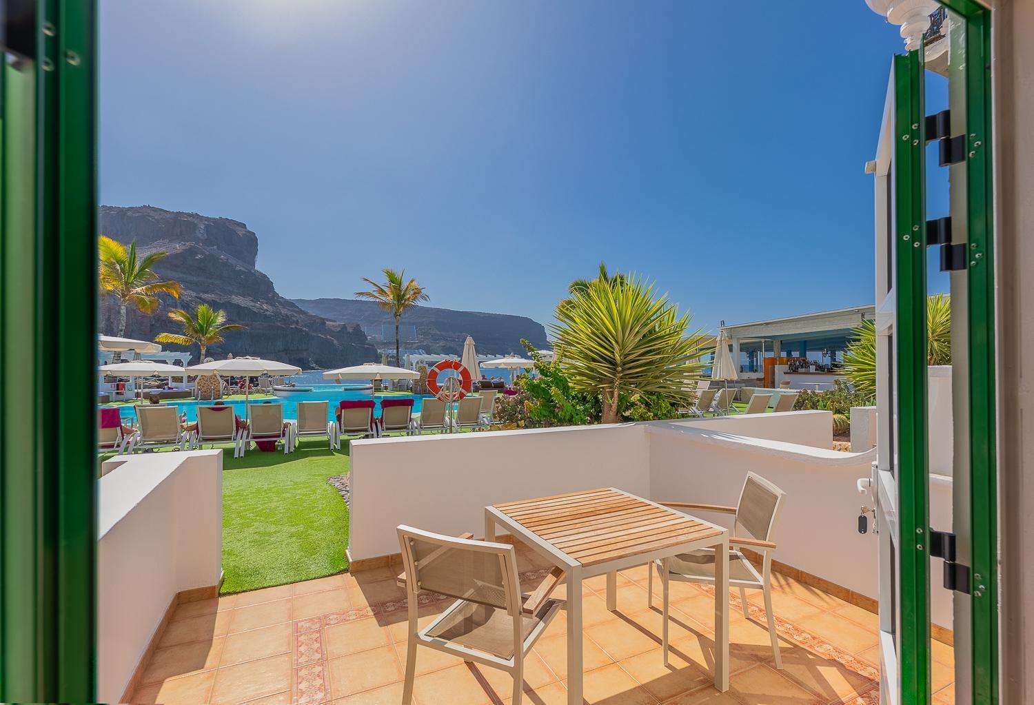 Doppelzimmer mit Poolblick und Terrasse (2 Erwachsene + 1 Kind)